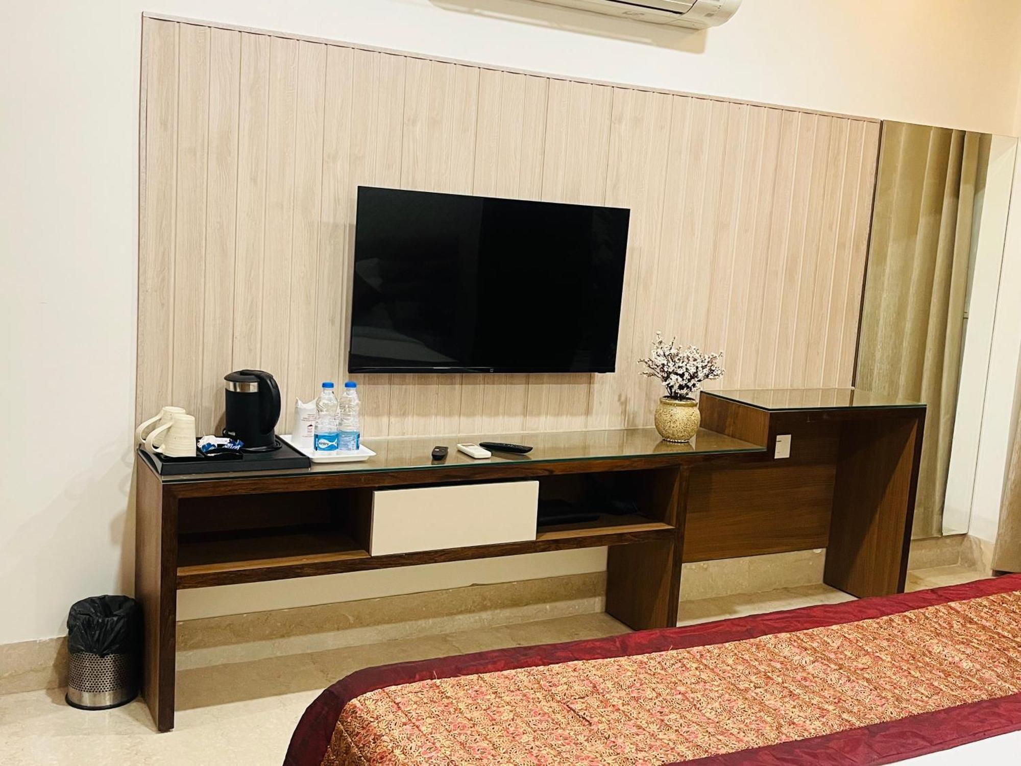 Gazebo Inn & Suites Medanta Gurgaon Exterior photo